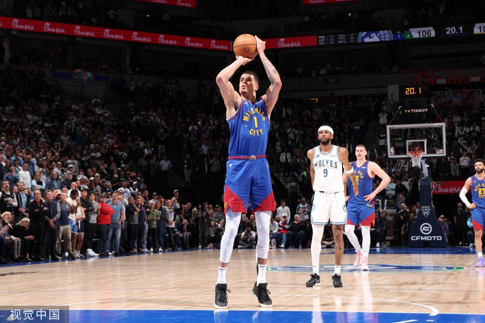 足球赛场上 足球赛场上